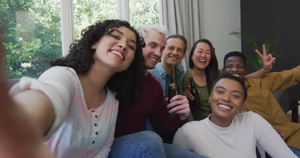 Rozmanitá Skupina Šťastných Mužských Ženských Přátel Usmívá Bere Selfie Obývacím — Stock video