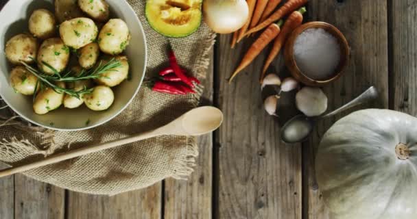 Vue Aérienne Des Pommes Terre Cuites Plusieurs Ingrédients Alimentaires Sur — Video