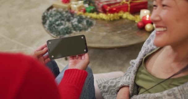 Ευτυχισμένες Διαφορετικές Φίλες Που Κάνουν Χριστουγεννιάτικη Βιντεοκλήση Smartphone Αντιγραφή Χώρου — Αρχείο Βίντεο