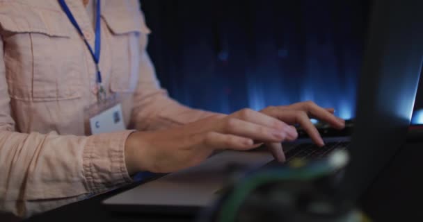 Meio Seção Mulher Caucasiana Ele Técnico Que Digita Computador Portátil — Vídeo de Stock