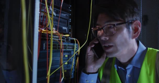 Akıllı Telefon Kullanan Asyalı Bir Erkek Bilgisayar Sunucusu Bilgi Teknolojisi — Stok video