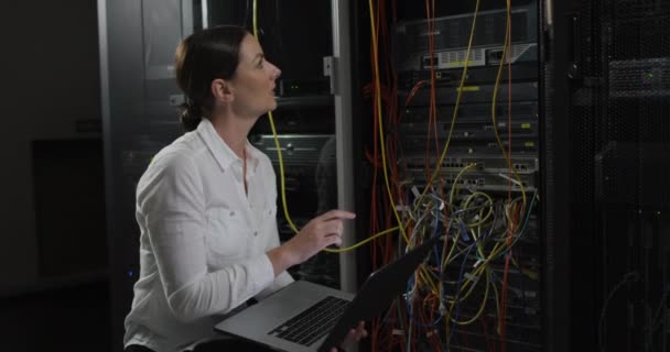 Caucásico Técnico Femenino Que Utiliza Ordenador Portátil Señalando Comprobando Servidor — Vídeos de Stock