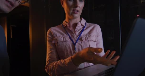 不同的女性和男性它的技术人员使用笔记本电脑检查计算机服务器 信息技术 数据处理和计算机服务器 — 图库视频影像