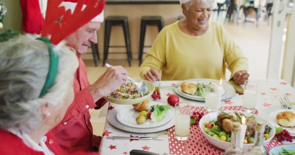 Gruppo Amici Anziani Caucasici Felici Cappelli Babbo Natale Che Cenano — Video Stock