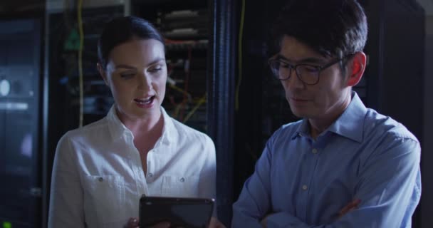 Zróżnicowane Kobiety Mężczyźni Technicy Pomocą Tabletu Sprawdzanie Serwera Komputerowego Technologie — Wideo stockowe