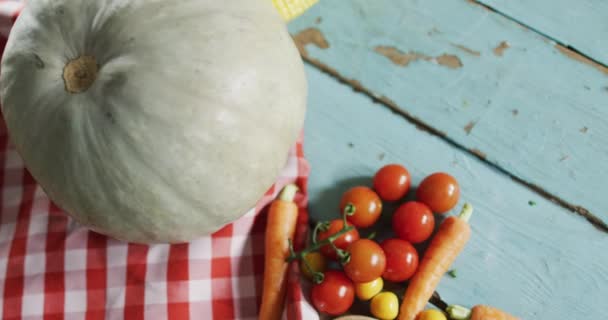 Närbild Pumpa Flera Livsmedelsingredienser Och Bestick Träytan Mat Och Restaurang — Stockvideo