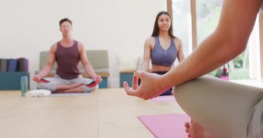 Kafkas kadın eğitmen, çeşitli erkek ve kadınlar yoga dersinde nilüfer pozisyonunda oturuyorlar. fitness, sağlıklı hobiler ve aktif yaşam tarzı.