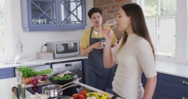 Birlikte yemek pişiren ve mutfakta şarap içen mutlu çift. Kaliteli zaman, evde birlikte dinlenmek..