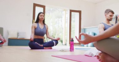 Kafkas kadın eğitmen, çeşitli erkek ve kadınlar yoga dersinde nilüfer pozisyonunda oturuyorlar. fitness, sağlıklı hobiler ve aktif yaşam tarzı.