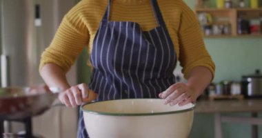 Kafkasyalı bir kadının mutfakta yemek pişirmesi. Kırsal kesimdeki organik çiftlikte çiftçilik, sağlıklı yaşam tarzı..