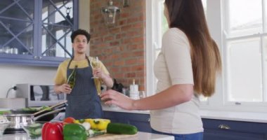 Birlikte yemek pişiren ve mutfakta şarap içen mutlu çift. Kaliteli zaman, evde birlikte dinlenmek..