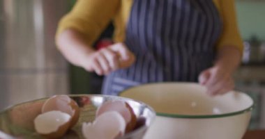 Kafkasyalı bir kadının mutfakta yemek pişirmesi. Kırsal kesimdeki organik çiftlikte çiftçilik, sağlıklı yaşam tarzı..