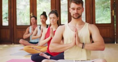 Yoga dersi sırasında yoga pozisyonunda gözleri kapalı oturan sırıtan bir grup. fitness, sağlıklı hobiler ve aktif yaşam tarzı.