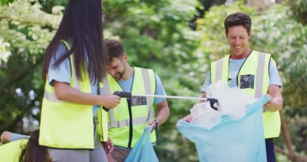 Olika Grupper Manliga Och Kvinnliga Vänner Som Lägger Plastskräp Blå — Stockvideo