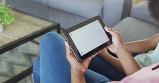 Mãe Filha Afro Americana Usando Tablet Com Espaço Cópia Tela — Vídeo de Stock