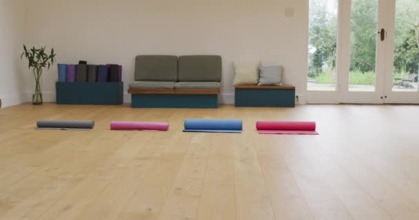 Quattro Stuoie Yoga Arrotolate Studio Vuoto Con Pavimento Legno Porte — Video Stock