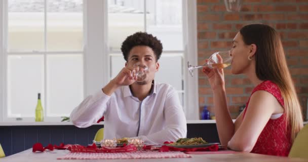 Feliz Casal Biracial Tendo Refeição Comemoração Dia Dos Namorados Casa — Vídeo de Stock