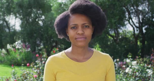 Portret Van Een Gelukkige Afro Amerikaanse Vrouw Die Naar Camera — Stockvideo