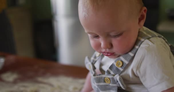 Portret Van Een Blanke Baby Die Naar Camera Kijkt Keuken — Stockvideo