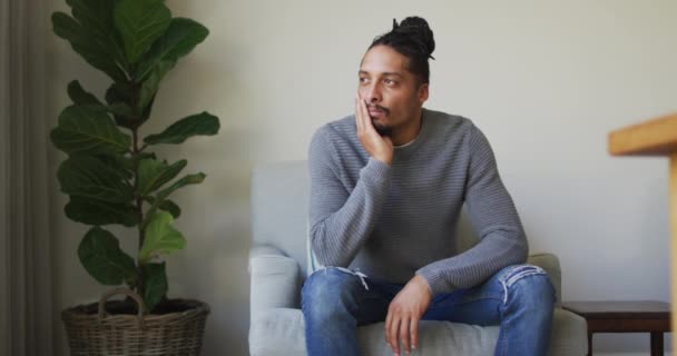 Homme Biracial Réfléchi Avec Dreadlocks Dans Chignon Cheveux Assis Dans — Video