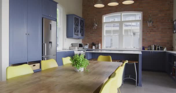 Interior Cozinha Plano Aberto Sala Jantar Com Mesa Cadeiras Estilo — Vídeo de Stock