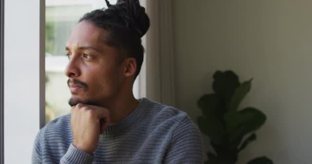 Задумчивый Расовый Человек Дредами Волосах Выглядывающий Окно Гостиной Домашний Образ — стоковое видео