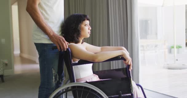Dwurasowa Kobieta Wózku Inwalidzkim Mężczyzna Trzymający Się Ręce Przy Oknie — Wideo stockowe