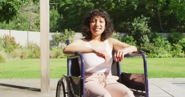 現代の家のテラスの外に車椅子に座って笑顔の出産の女性の肖像画 身体障害のある国内生活 — ストック動画