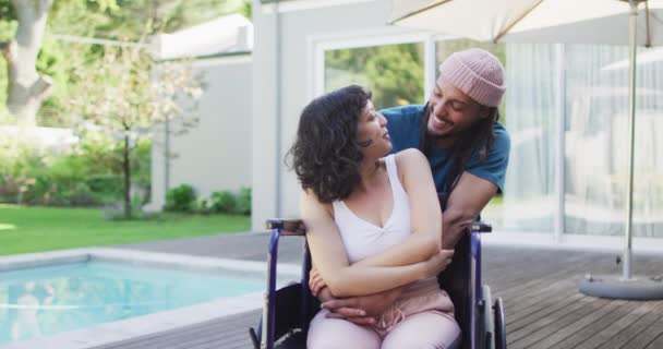 Bahçede Kucaklaşan Mutlu Çift Tekerlekli Sandalyedeki Kadın Rastalı Adam Fiziksel — Stok video