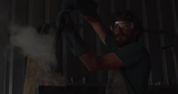 ワークショップで窯の中で白人男性鍛冶加熱金属ブレード 鍛冶屋での小さなビジネスと職人技が — ストック動画