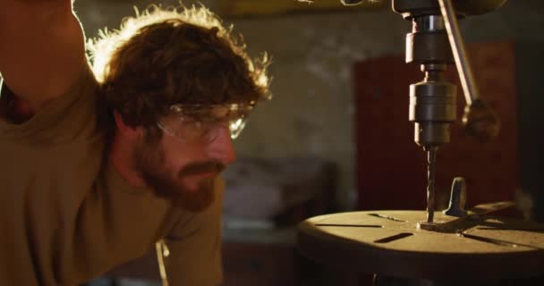 高加索男性铁匠穿着安全眼镜 在车间锻造金属工具 小生意和锻造铁匠的工艺 — 图库视频影像