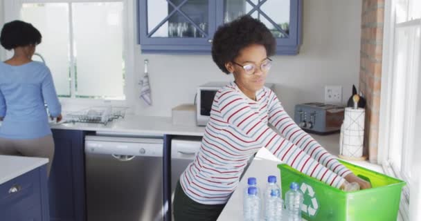 Glad Afrikansk Amerikansk Mor Och Dotter Återvinning Tillsammans Köket Familjelivet — Stockvideo