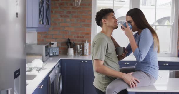 Gelukkige Biraciale Paar Zit Het Aanrecht Keuken Het Drinken Van — Stockvideo