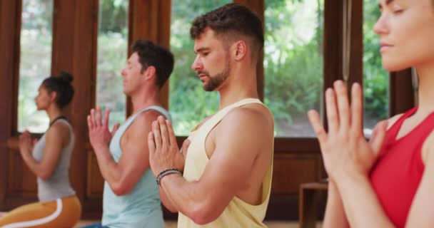 Diverse Gruppen Praktizieren Yogapositionen Mit Geschlossenen Augen Während Des Yoga — Stockvideo