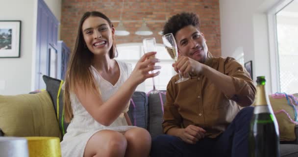 Szczęśliwa Para Birasowa Pijąca Szampana Domu Świętująca Wideo Laptopie Śmiejąca — Wideo stockowe