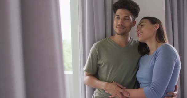 Feliz Casal Biracial Abraçando Olhando Através Janela Juntos Tempo Qualidade — Vídeo de Stock