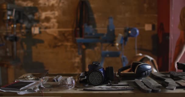 高加索男性铁匠的中段带着工具走进车间 小生意和锻造铁匠的工艺 — 图库视频影像