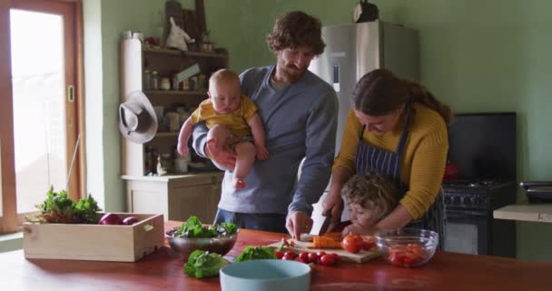 Gelukkige Kaukasische Familie Koken Samen Keuken Homesteading Gezonde Levensstijl Biologische — Stockvideo