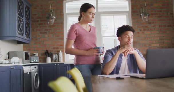 Pareja Birracial Preocupada Sentada Mesa Cocina Usando Ordenador Portátil Tiempo — Vídeos de Stock