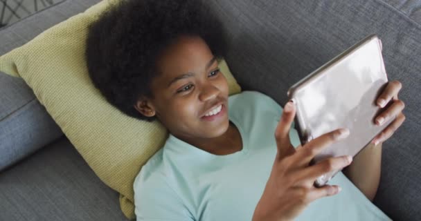 Feliz Afroamericana Adolescente Acostada Sofá Usando Tableta Estilo Vida Doméstico — Vídeos de Stock