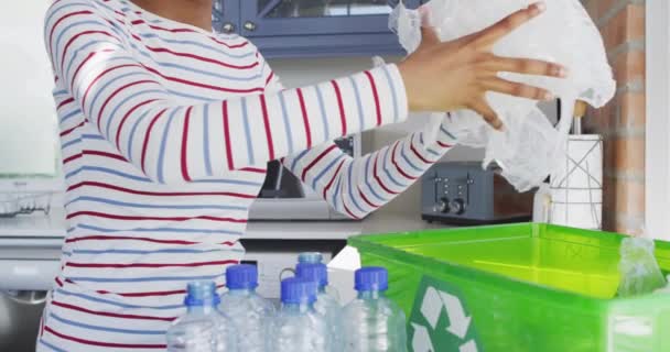 Gelukkig Afrikaans Amerikaans Tienermeisje Recycleert Plastic Laarzen Tassen Keuken Huishoudelijk — Stockvideo