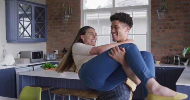 Feliz Pareja Birracial Abrazando Riendo Juntos Cocina Tiempo Calidad Relajarse — Vídeos de Stock
