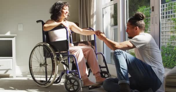 Ευτυχισμένο Biracial Γυναίκα Αναπηρική Καρέκλα Χαμογελαστό Αρσενικό Σύντροφό Φιλιά Χέρι — Αρχείο Βίντεο