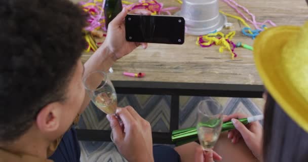 Heureux Couple Biracial Faisant Appel Vidéo Célébration Smartphone Avec Espace — Video