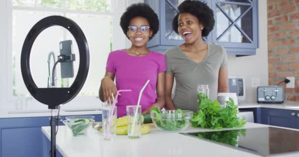 Χαρούμενη Αφροαμερικανή Μητέρα Και Κόρη Ετοιμάζουν Υγιεινό Ποτό Φτιάχνοντας Βίντεο — Αρχείο Βίντεο