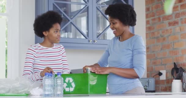 Feliz Madre Afroamericana Hija Reciclando Juntas Cocina Vida Doméstica Calidad — Vídeos de Stock