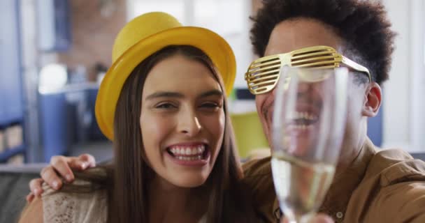 Ευτυχισμένο Ζευγάρι Που Πίνει Σαμπάνια Στο Σπίτι Κάνοντας Εορταστικές Βιντεοκλήσεις — Αρχείο Βίντεο