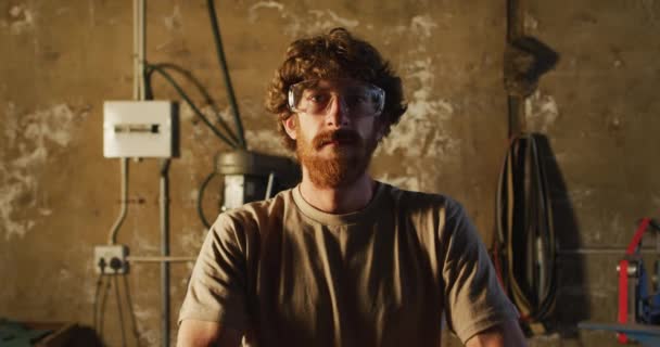 Portret Van Een Blanke Smid Met Een Veiligheidsbril Werkplaats Klein — Stockvideo