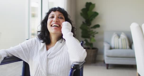 Porträt Einer Glücklichen Behinderten Frau Rollstuhl Die Wohnzimmer Lacht Wohlbefinden — Stockvideo