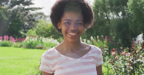 Portret Van Een Lachend Afrikaans Amerikaans Tienermeisje Een Zonnige Tuin — Stockvideo